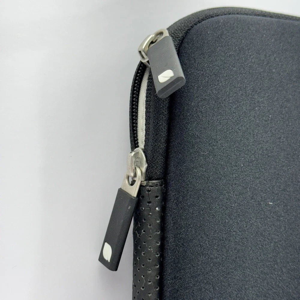 Incase Designs Neoprene Sleeve - Notebook Ipad 11